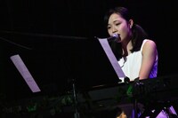 「signal」を弾き語るmiyu。