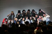 ゲスト出演者やファンと記念撮影するamiinA。