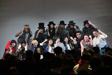 ゲスト出演者やファンと記念撮影するamiinA。