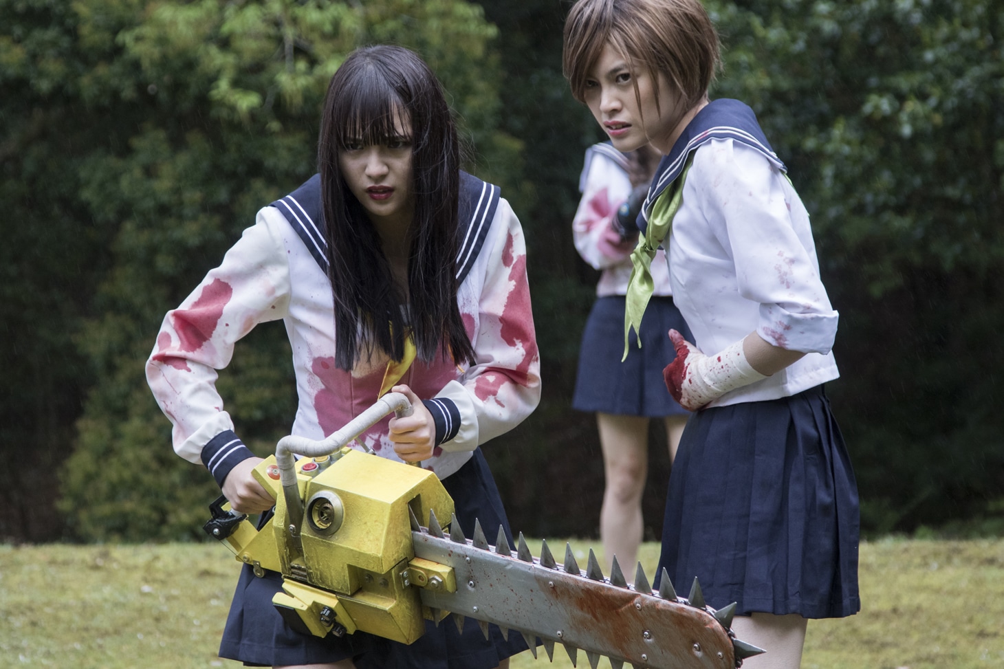「血まみれスケバンチェーンソーRED」のワンシーン。 (c)2019三家本礼・KADOKAWA刊 / うぐいす学園3年A組