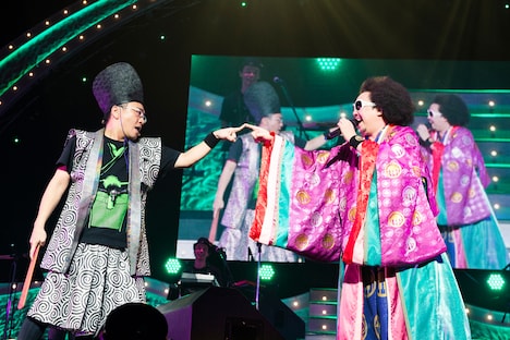 劇団シキブ（八嶋智人）とレキシ。（撮影：田中聖太郎）