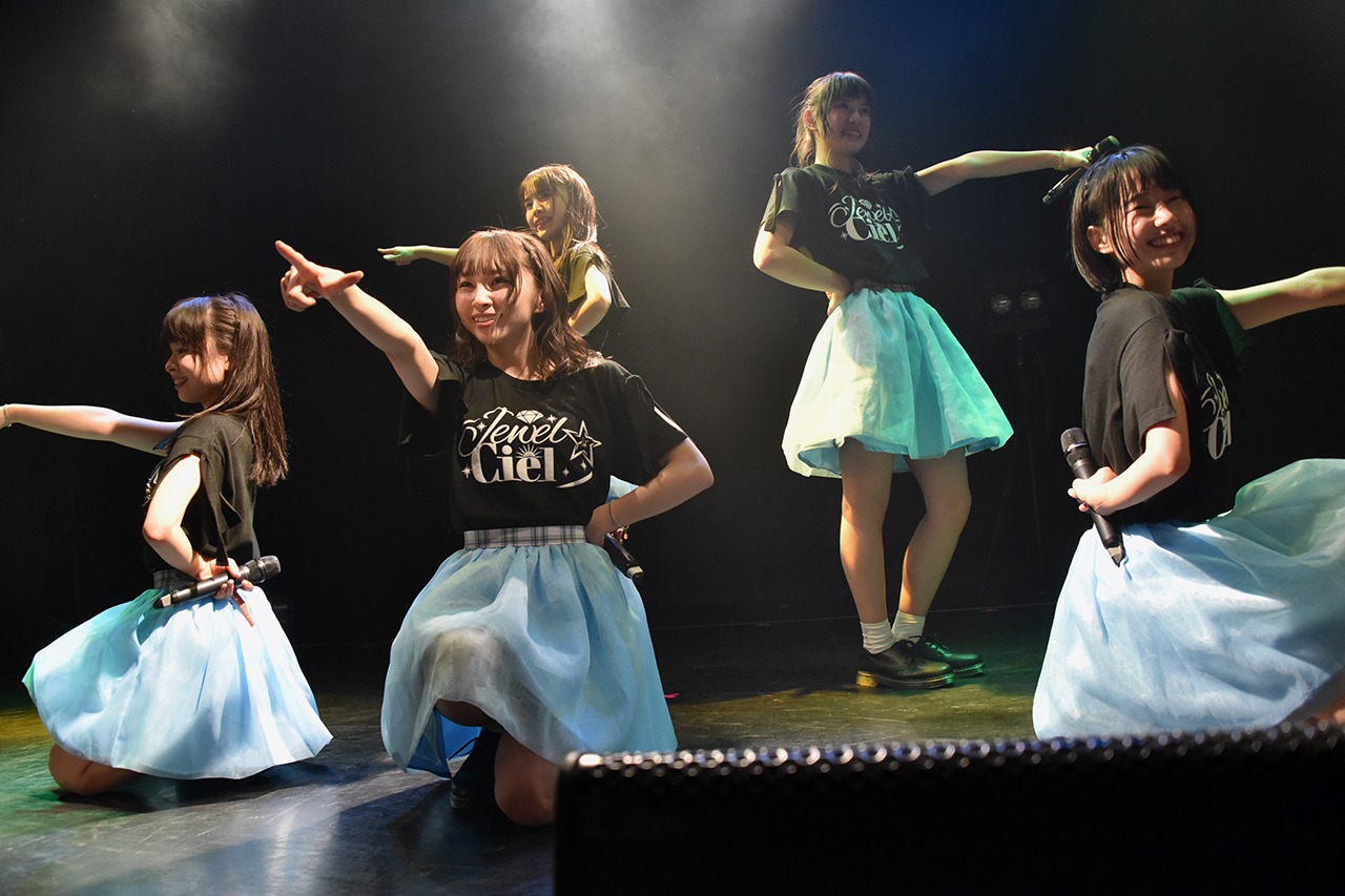 Jewel☆Ciel「1stone-man live～蒼の向こう～」の様子。