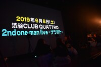2ndワンマンライブの開催を知らせるステージ上のスクリーン。