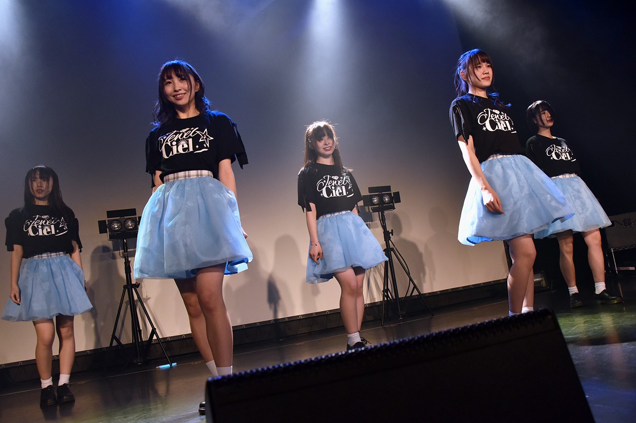 Jewel☆Ciel「1stone-man live～蒼の向こう～」の様子。