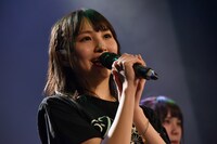 目を潤ませながら挨拶する安藤笑。