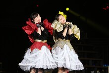 「シングルベッドはせまいのです」を歌う百田夏菜子（左）と玉井詩織（右）。（写真提供：ニッポン放送）