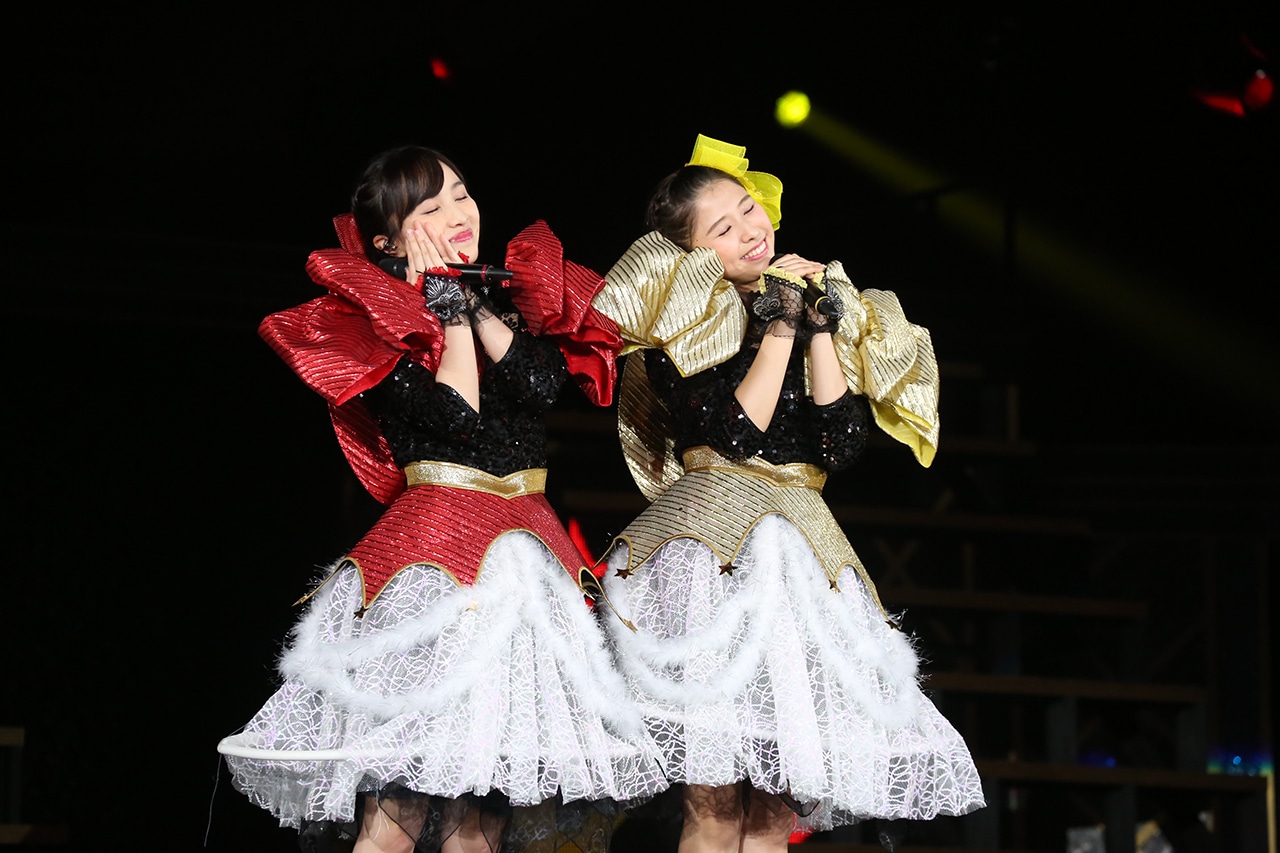 「シングルベッドはせまいのです」を歌う百田夏菜子（左）と玉井詩織（右）。（写真提供：ニッポン放送）
