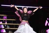 「あーりんはあーりん▽」を歌う佐々木彩夏。（写真提供：ニッポン放送）