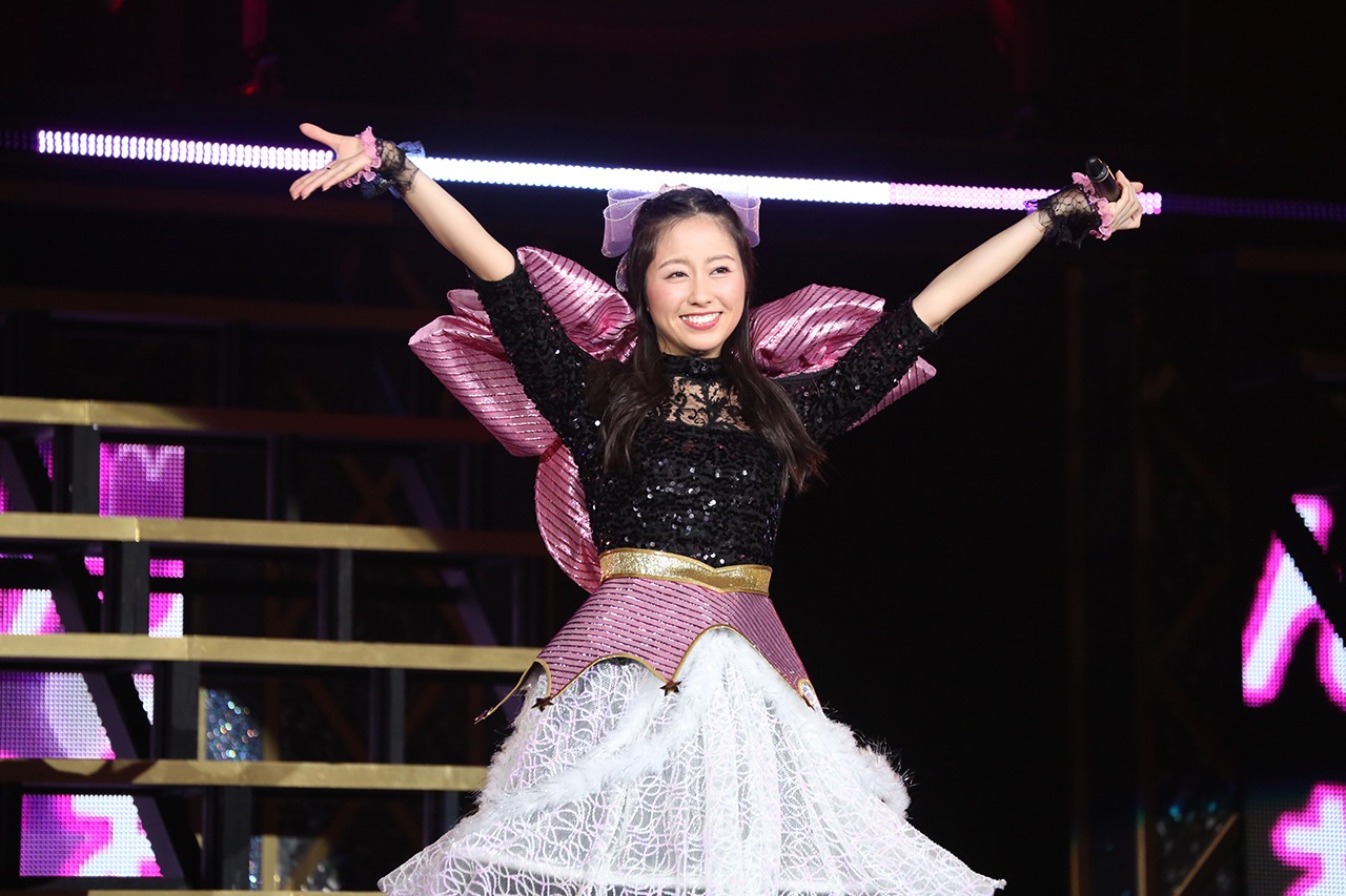 「あーりんはあーりん▽」を歌う佐々木彩夏。（写真提供：ニッポン放送）