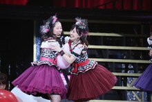 「風船割りゲーム」に挑戦する佐々木彩夏（左）と百田夏菜子（右）。（写真提供：ニッポン放送）