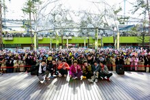 M!LKのフリーライブの様子。（撮影：小坂茂雄）