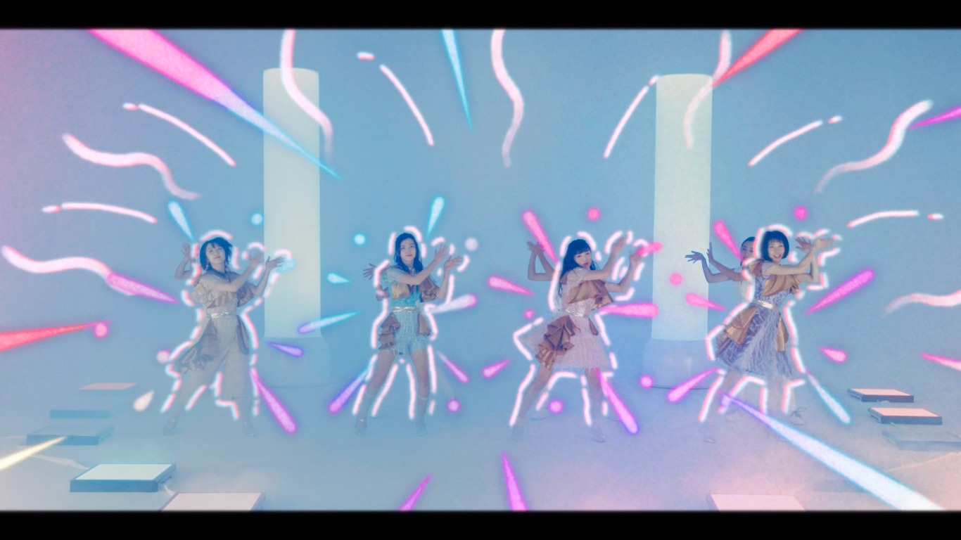 東京女子流「光るよ」ミュージックビデオのワンシーン。