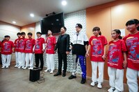 生徒たちと円陣を組むEXILE USA、EXILE TETSUYA。