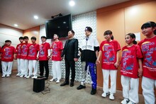 生徒たちと円陣を組むEXILE USA、EXILE TETSUYA。