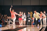 人気画像10位は「桑田佳祐のボウリング大会『KUWATA CUP』終幕、始球式に原由子も駆けつける」より、桑田佳祐、原由子による始球式の様子。（撮影：関口佳代）