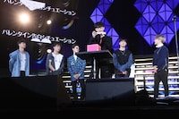 胸キュンフレーズを披露するiKON。