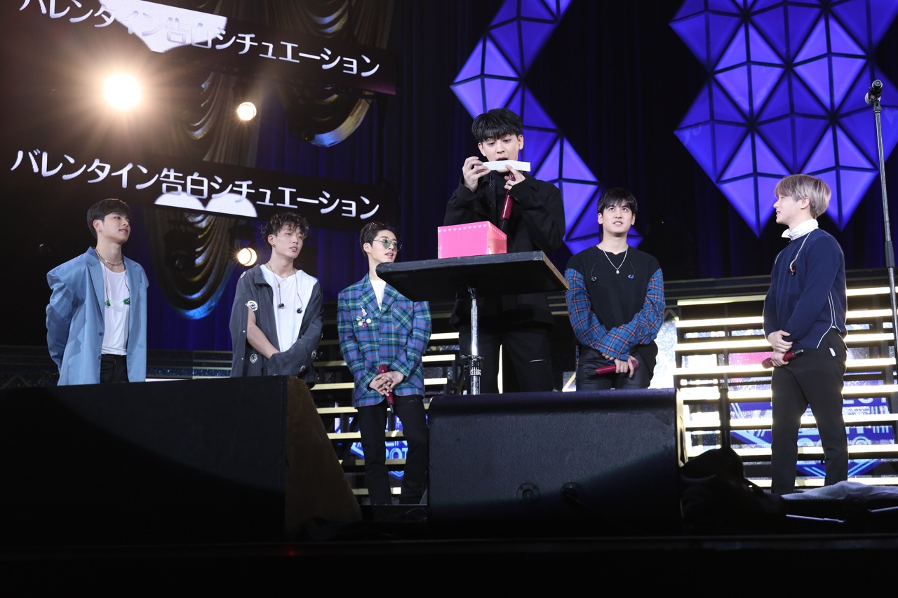 胸キュンフレーズを披露するiKON。