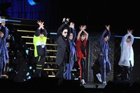 RADIO FISHと超特急のコラボの様子。