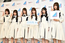 日向坂46の囲み取材の様子。左から佐々木美玲、齊藤京子、小坂菜緒、加藤史帆、柿崎芽実、佐々木久美。