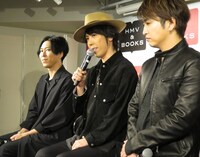 左からShinji（G）、マオ（Vo）、明希（B）。