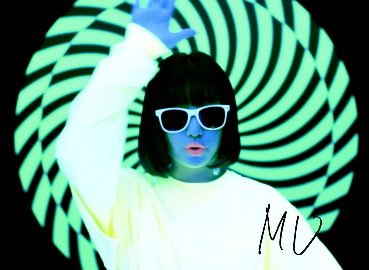 吉田凜音「MU」ミュージックビデオのワンシーン。