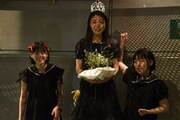 左から平澤芽衣、ファンに花束をプレゼントされたカイ、朝倉みずほ（THERE THERE THERES）。