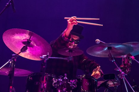 H ZETT KOU（Dr）（Photo by Yuta Ito）