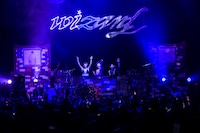 DJブースでのパフォーマンスの様子。左からにしのえみ（Key）、ビッケブランカ、若山雅弘（Dr）。（撮影：星野健太）