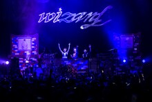 DJブースでのパフォーマンスの様子。左からにしのえみ（Key）、ビッケブランカ、若山雅弘（Dr）。（撮影：星野健太）