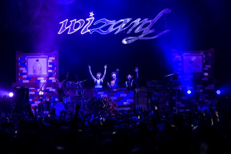 DJブースでのパフォーマンスの様子。左からにしのえみ（Key）、ビッケブランカ、若山雅弘（Dr）。（撮影：星野健太）