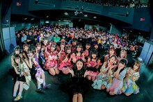 誕生日のカイを囲みつつ、ファンと記念撮影をする出演者。（撮影：石崎祥子）