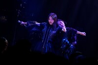 左からカイ、朝倉みずほ（THERE THERE THERES）。（撮影：石崎祥子）