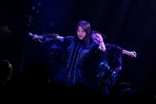 左からカイ、朝倉みずほ（THERE THERE THERES）。（撮影：石崎祥子）