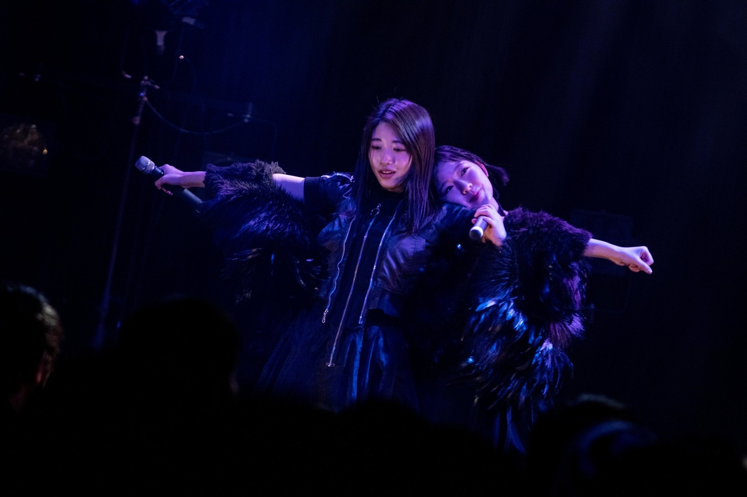 左からカイ、朝倉みずほ（THERE THERE THERES）。（撮影：石崎祥子）