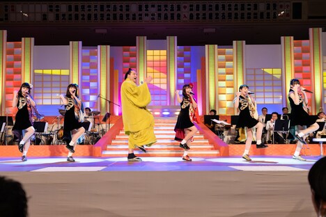 DA PUMP「U.S.A.」を踊るまねきケチャと竜電関。（Photo by Jun Yokoyama）