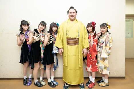 まねきケチャと竜電関。（Photo by Jun Yokoyama）