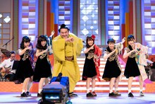 DA PUMP「U.S.A.」を踊るまねきケチャと竜電関。（Photo by Jun Yokoyama）