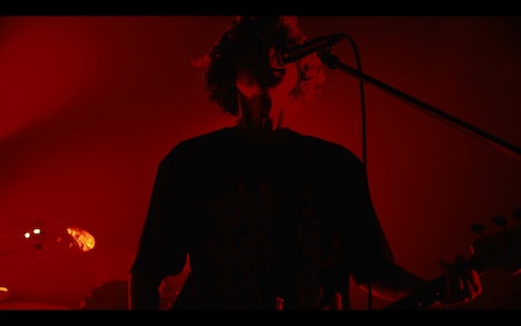 AA=「SAW」ミュージックビデオのワンシーン。