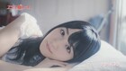 小倉唯、ベッドに横たわり歌う新曲「ショコラ」試聴動画