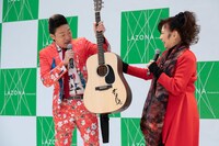 八代亜紀からアコースティックギターを受け取るみやぞん。（Photo by Tomokazu Tazawa）