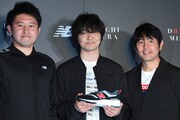 左から株式会社ニューバランス ジャパンの林 錫峰氏、三浦大知、株式会社ニューバランス ジャパンの鈴木健氏。