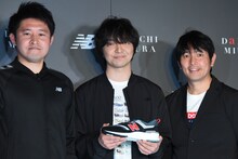左から株式会社ニューバランス ジャパンの林 錫峰氏、三浦大知、株式会社ニューバランス ジャパンの鈴木健氏。