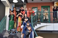 TEAM SHACHI「グラブジャムン」ミュージックビデオ撮影の様子。