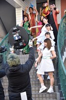 TEAM SHACHI「グラブジャムン」ミュージックビデオ撮影の様子。