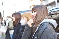 インド人パフォーマーのダンスを笑顔で見守る坂本遥奈（手前）。