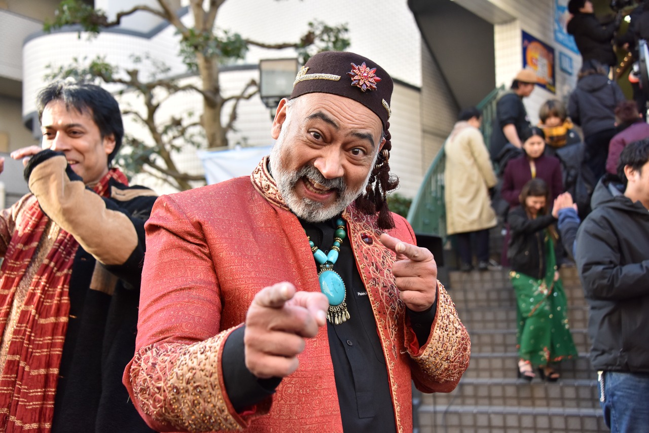 カメラに向かってポーズを決めるインド人パフォーマー。