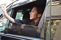 手を振る大黒柚姫。