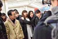 映像をチェックするTEAM SHACHIとスミス監督。