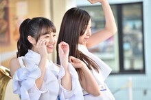 左から咲良菜緒、大黒柚姫。