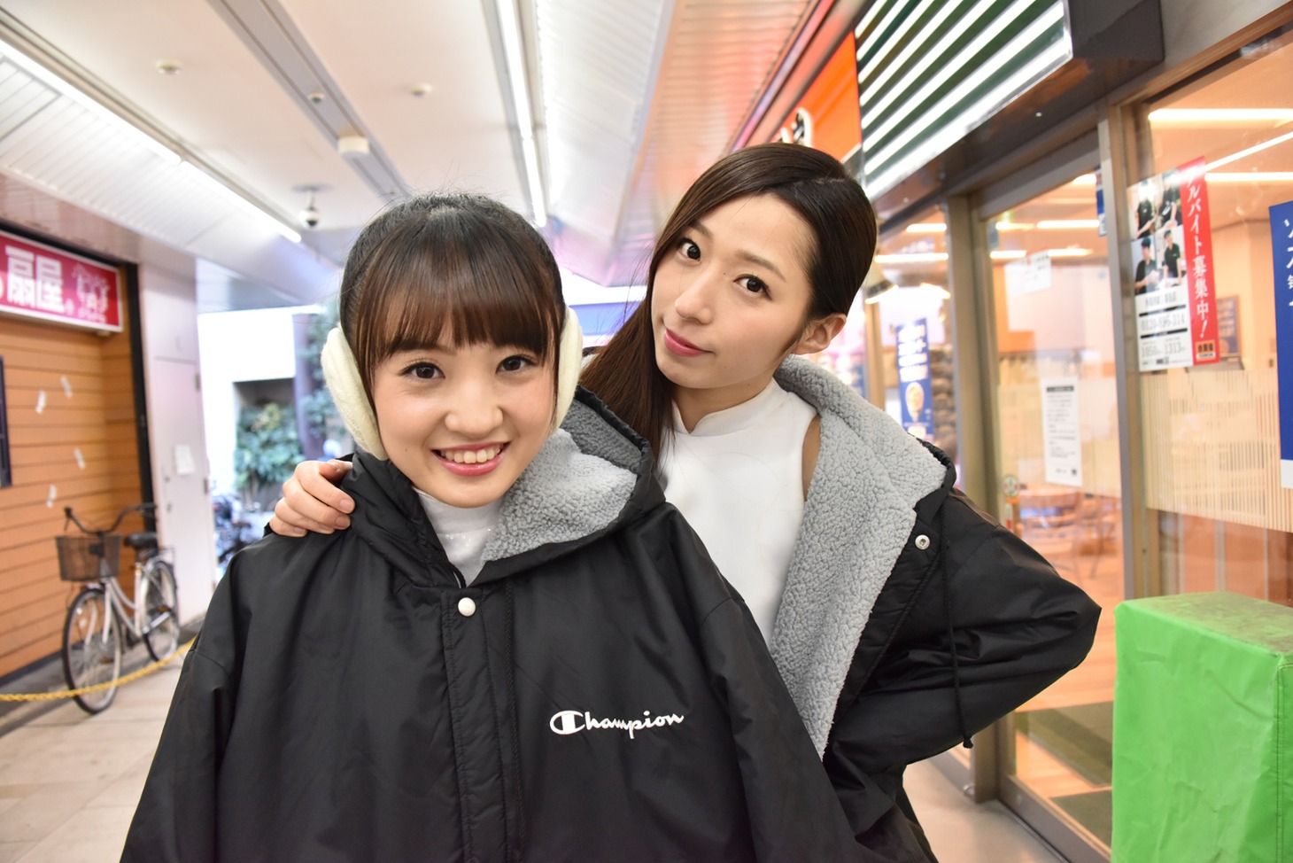 左から咲良菜緒、大黒柚姫。